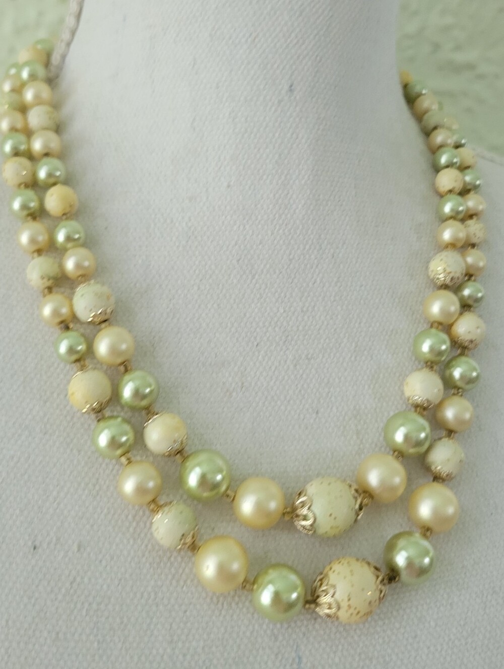 Vintage Signed Japan Green Yellow Pearls Two Strand Necklace 20" Feminine - Picture 3 of 13